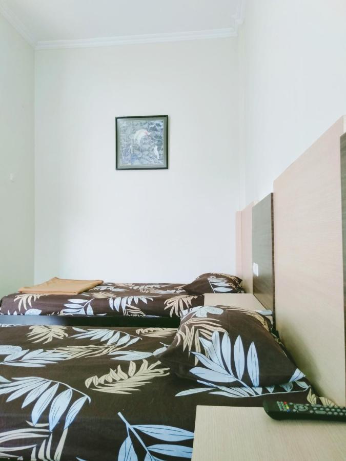 Hotel Taman Indah Мадиун Экстерьер фото