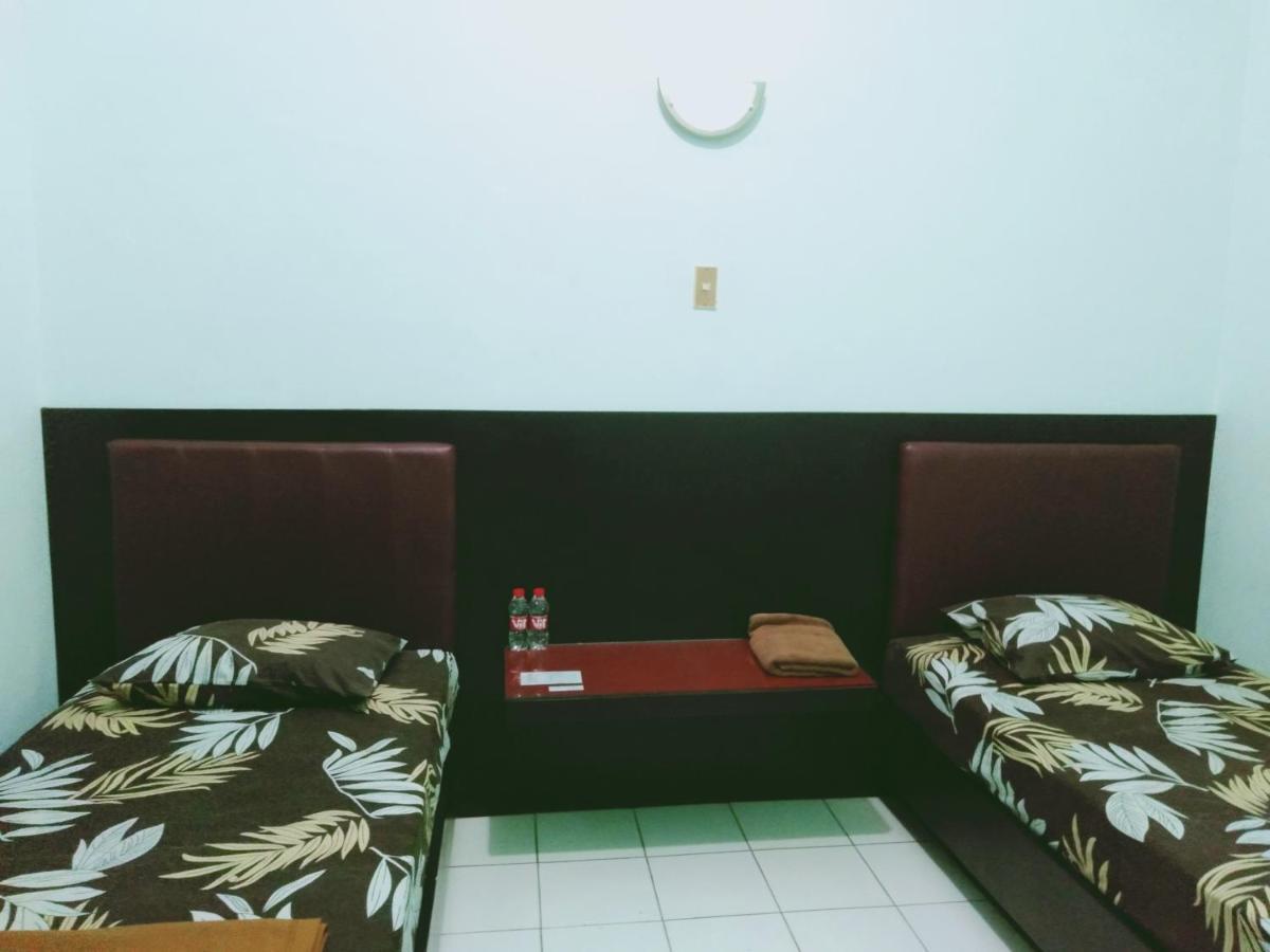 Hotel Taman Indah Мадиун Экстерьер фото