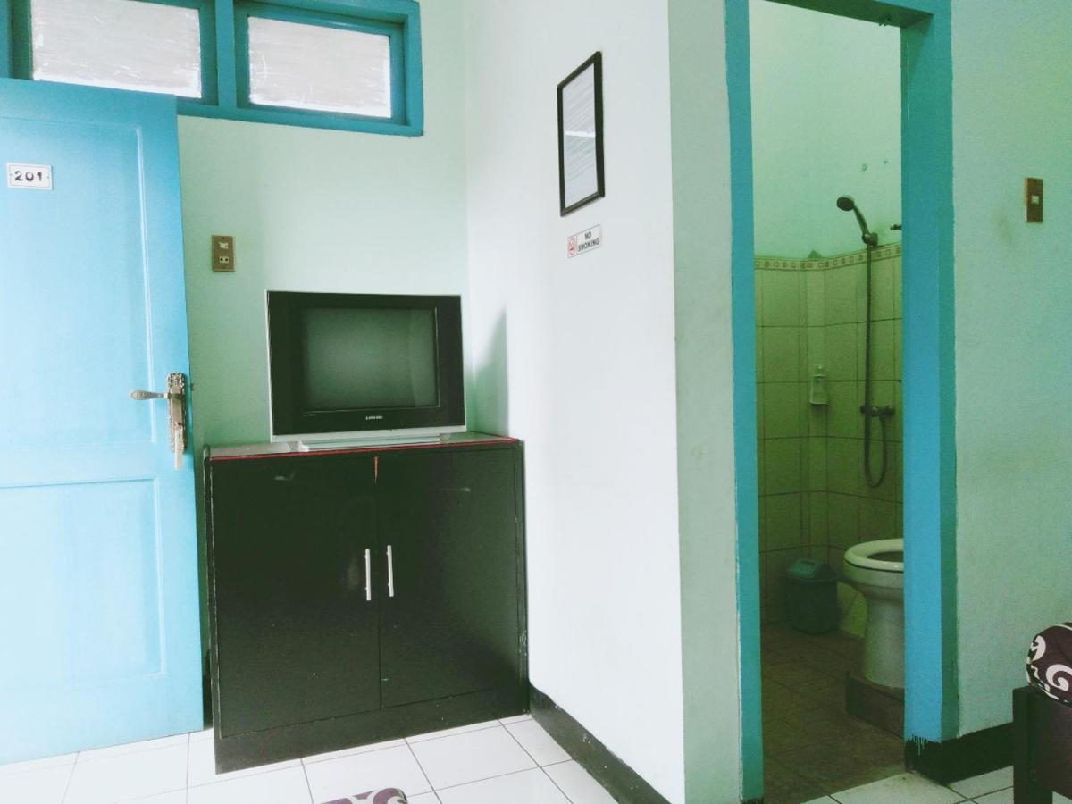 Hotel Taman Indah Мадиун Экстерьер фото