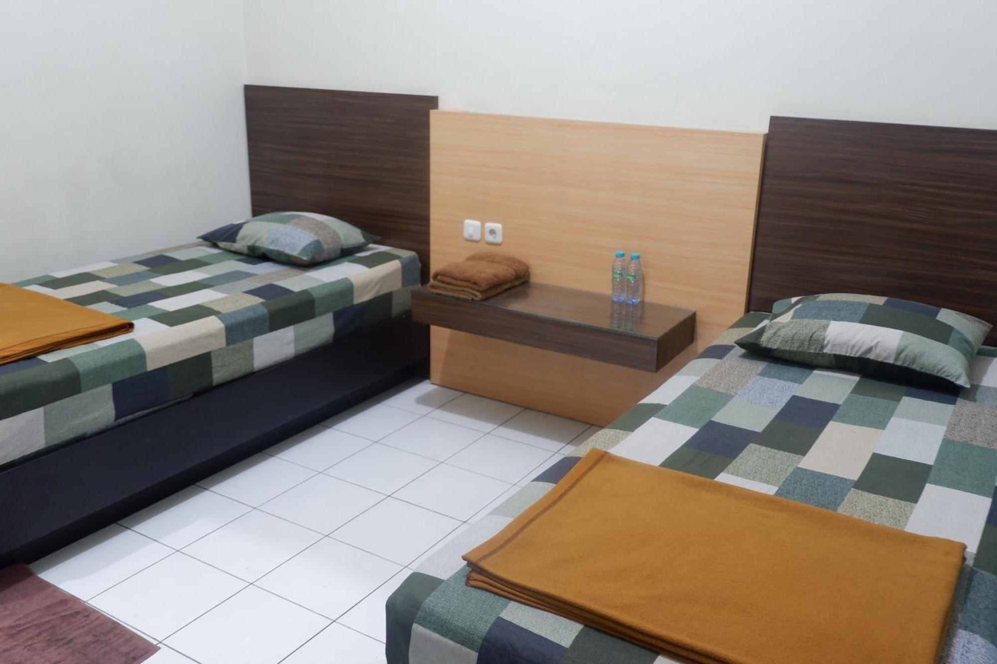 Hotel Taman Indah Мадиун Экстерьер фото
