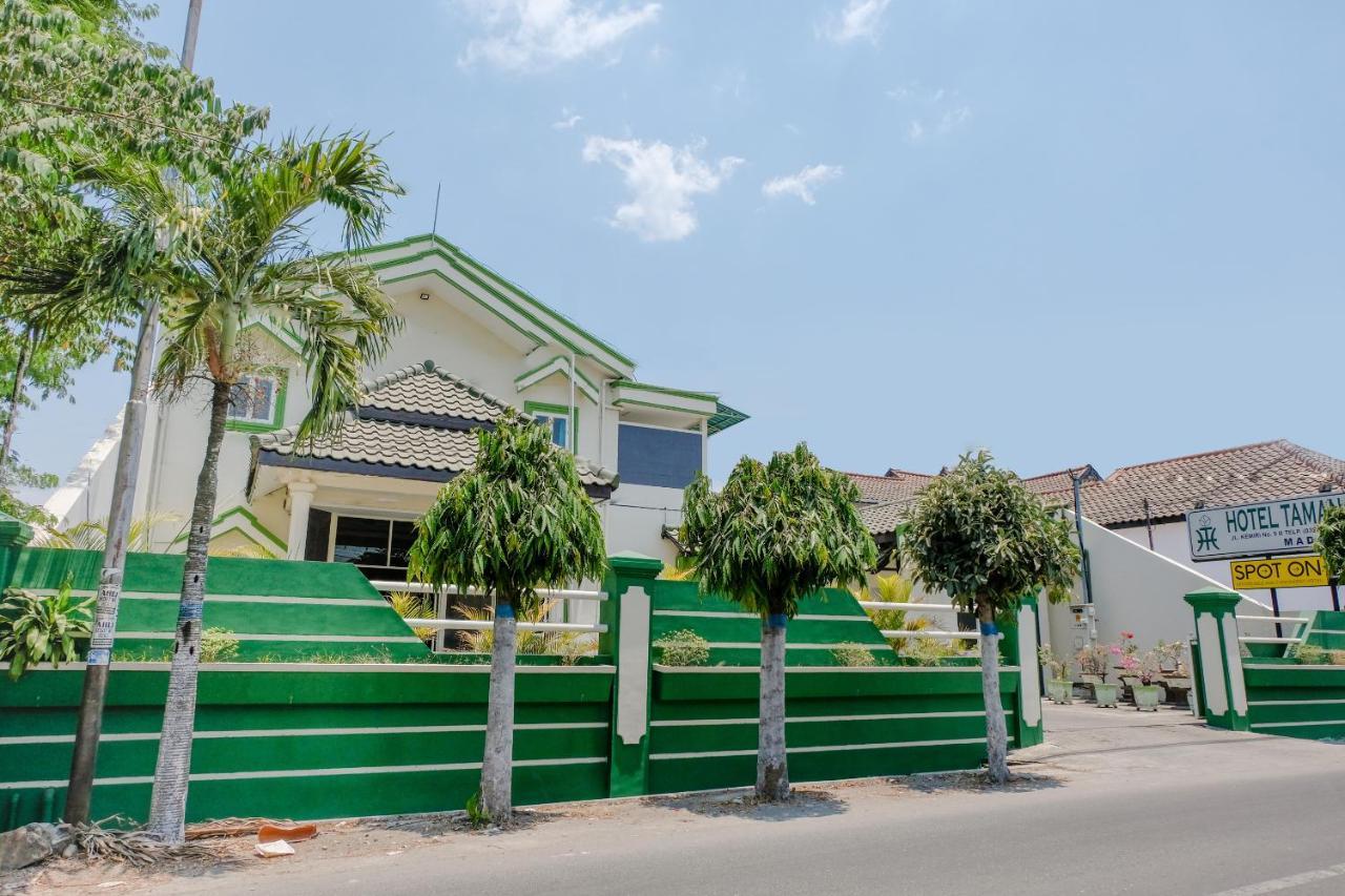 Hotel Taman Indah Мадиун Экстерьер фото